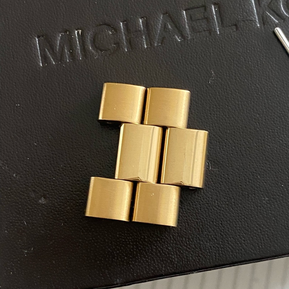 MICHAEL KORS “OVERSIZED RUNWAY” MK8077 GOLD WATCH LINKS